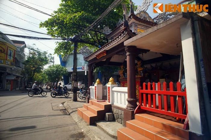 Trước tình thế hiểm nghèo, vào đêm ngày 4 rạng ngày 5/7/1885, Thượng Thư Bộ Binh Tôn Thất Thuyết và Đề Đốc Trần Xuân Soạn đã chỉ huy 20.000 binh lính mở cuộc tổng tấn công vào thành lũy của quân Pháp ở Tòa Khâm và Mang Cá.