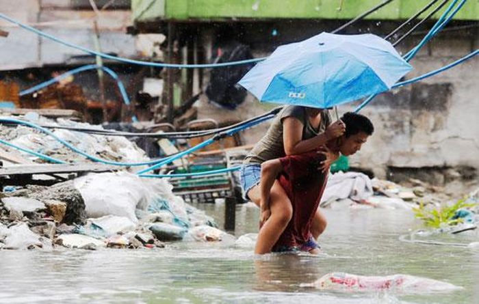 Bão Sơn Tinh đổ bộ Philippines cùng với mưa to gây ra tình trạng ngập lụt nghiêm trọng tại quận Quezon, thủ đô Manila.