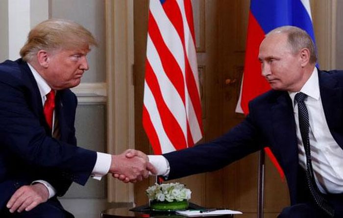 Tổng thống Mỹ Donald Trump và người đồng cấp Nga Vladimir Putin bắt tay tại cuộc gặp thượng đỉnh lần đầu tiên tổ chức ngày 16/7 tại thủ đô Helsinki, Phần Lan.