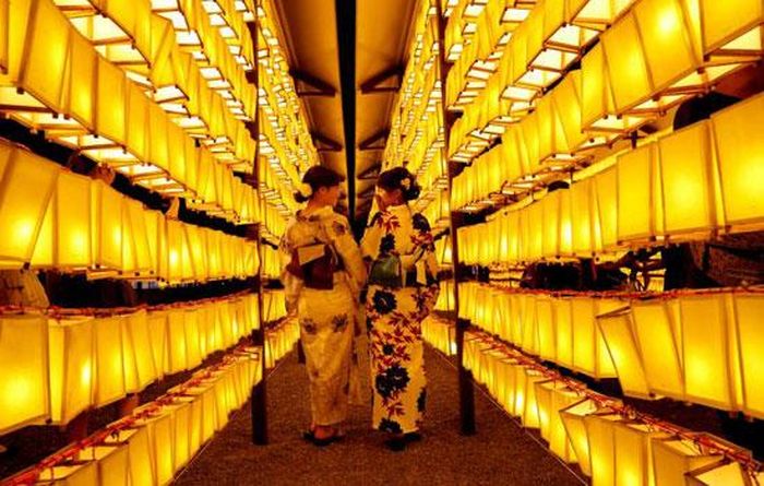 Hai cô gái Nhật trong trang phục truyền thống kimono chụp ảnh tại lễ hội đèn lồng Mitama hàng năm tại ngôi đền Yasukuni (Nhật Bản). Ảnh: Reuters
