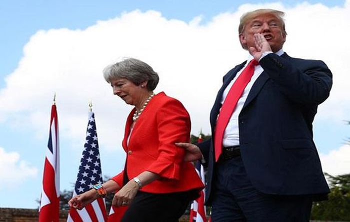 Thủ tướng Anh Theresa May và Tổng thống Mỹ Donald Trump rời cuộc họp báo tại Chequers (Anh) hôm 13/7. Ảnh: Reuters