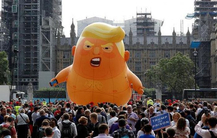 Người dân Anh biểu tình tại London phản đối chuyến thăm của Tổng thống Mỹ Donald Trump ngày 13/7. Ảnh: Reuters