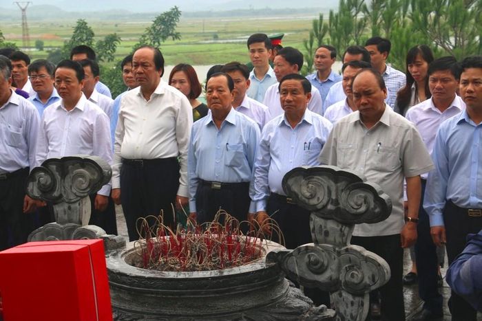 Thủ tướng Nguyễn Xuân Phúc cùng đoàn công tác dâng hương tại Khu mộ Tổng Bí thư Trần Phú ở xã Tùng Ảnh, huyện Đức Thọ