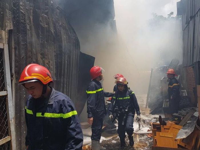 4 đơn vị với hàng trăm chiến sĩ được điều động tham gia dập lửa. 
