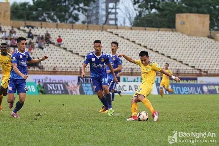 Tiền vệ Khắc Ngọc là linh hồn trong lối chơi của SLNA. Ảnh: Đức Anh