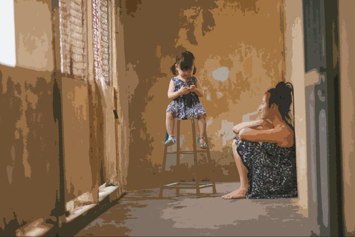 Trong xã hội vẫn còn có những người đưa những cái nhìn đầy định kiến giới và "phán xét" về những phụ nữ đã ly hôn và làm mẹ đơn thân (Ảnh minh họa). 
