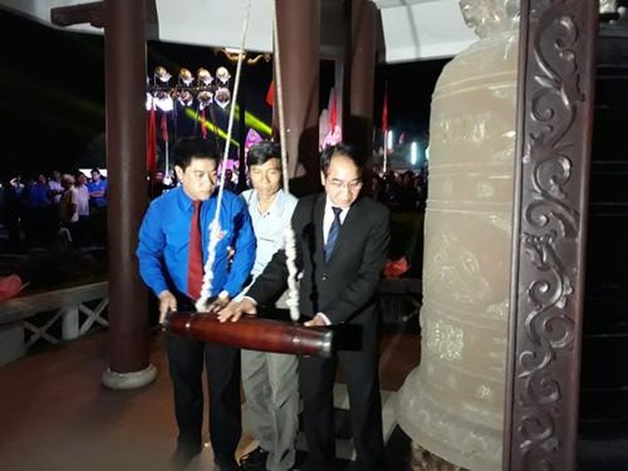Thỉnh chuông tưởng niệm các anh hùng liệt sĩ