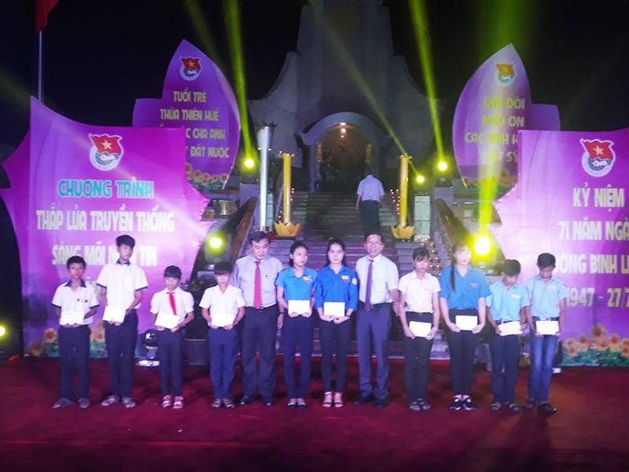 Trao quà cho học sinh, con em gia đình chính sách