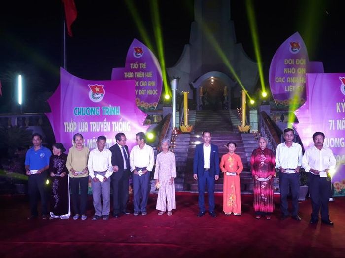 Tặng quà gia đình chính sách trong đêm tri ân, đền ơn đáp nghĩa