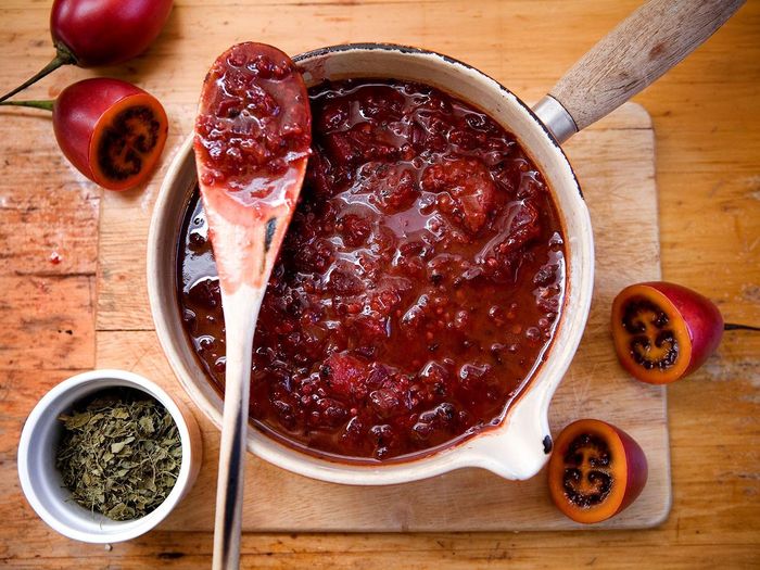 Tamarillo được xay nhuyễn làm nước sốt tuyệt hảo, tăng hương vị và làm mềm thịt, làm mứt, tương ớt,…