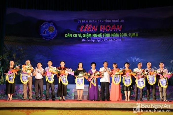 Đại biểu tặng hoa và trao cờ lưu niệm cho các CLB tham gia liên hoan. Ảnh: Hữu Hoàn