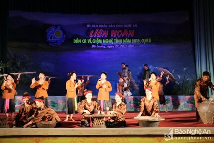 Tiết mục tham gia liên hoan của CLB dân ca Thị trấn Đô Lương. Ảnh: Hữu Hoàn