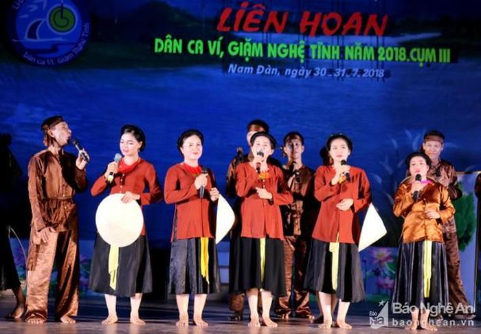 Tiết mục biểu diễn của CLB dân ca Hùng Sơn - xã Vân Diên, huyện Nam Đàn. Ảnh: Huy Thư