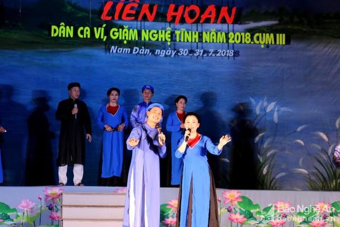 Một tiết mục hấp dẫn của CLB dân ca phường Vinh Tân - TP Vinh. Ảnh: Huy Thư