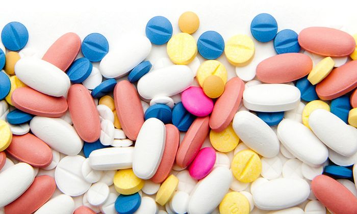 Nhiều bà mẹ vẫn có thói quen tự ý cho trẻ uống kháng sinh để điều trị các triệu chứng thông thường như ho, sốt, ngạt mũi, sổ mũi…