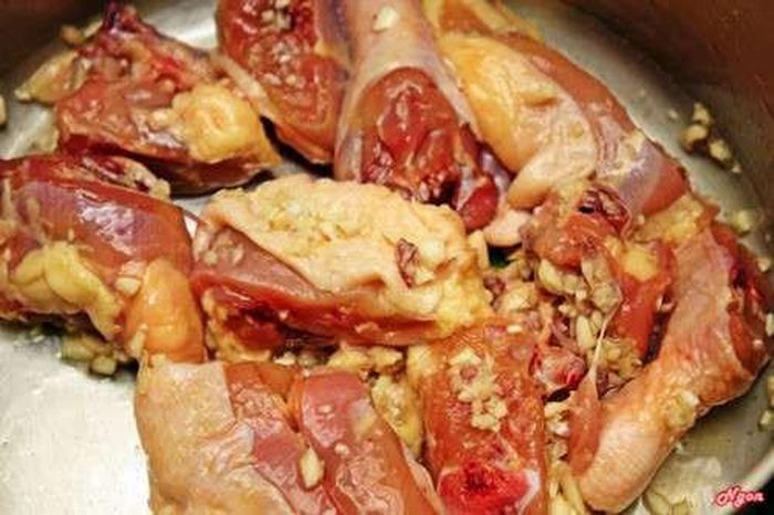 Thắng đường để có nước hàng. Sả, ớt, hành tím băm nhỏ cho vào nồi cùng chút dầu đảo đều cho thơm. Cho gà đã ướp vào nồi đảo đều cùng sả ớt cho thịt gà săn lại cho thêm chút nước và cho đường thắng cho thêm mắm. Ảnh: MSN.com.