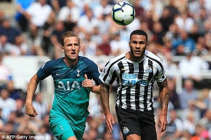 Vua phá lưới World Cup 2018 đã không thể hiện được gì nhiều trong trận đấu với Newcastle. Harry Kane liên tục bị theo kèm bởi hậu vệ Jamaal Lascelles bên phía đội bạn. Tiền đạo người Anh buộc phải thi đấu có phần lùi sâu để tạo khoảng trống cho các vệ tinh như Dele Alli và Christian Eriksen xâm nhập vòng cấm.