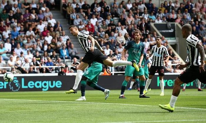 Tuy nhiên, chỉ 2 phút sau đó, chính Vertonghen và Sanchez lại mắc lỗi trực tiếp khi không theo kèm Joselu, tạo khoảng trống quá lớn cho cầu thủ này ghi bàn quân bình tỷ số bằng cú đánh đầu từ đường tạt bóng của Matt Ritchie. Diễn biến trận đấu được đẩy lên với tốc độ rất cao.