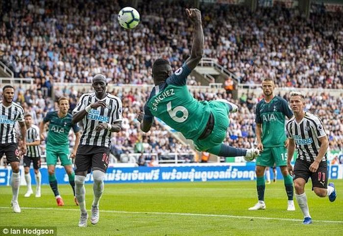 Hiệp 2 liên tục là những pha ăn miếng trả miếng giữa 2 đội. Tottenham với nhiều ngôi sao được đánh giá cao hơn đối thủ ở trận đấu này, song Newcastle đã chứng minh rằng đây là Premier League, nơi ranh giới giữa cửa trên và cửa dưới vô cùng mong manh.