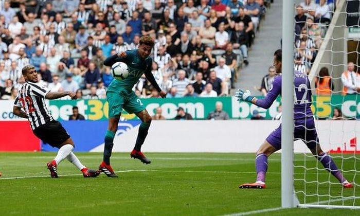 Dele Alli cho thấy anh là một trong những tiền vệ hay nhất thế giới hiện tại. Chưa đầy 10 phút sau khi Hugo Lloris để thủng lưới, cầu thủ người Anh đã đưa Tottenham vươn lên dẫn trước một lần nữa bằng pha xâm nhập vòng cấm đầy tinh quái trước khi đánh đầu vào góc xa đánh bại thủ thành Martin Dubravka.