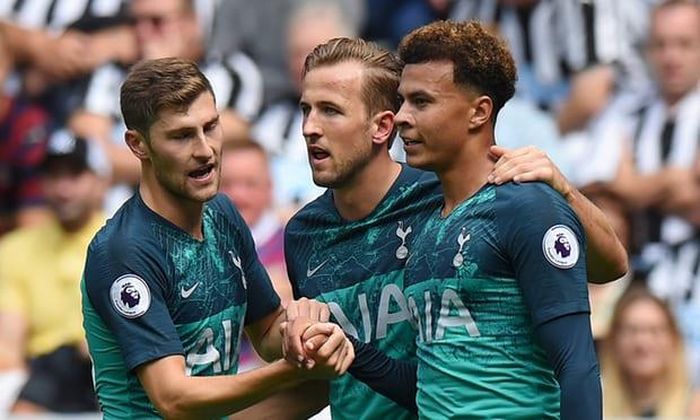 Ngược lại, tiền đạo chủ lực Harry Kane tỏ ra vô cùng mệt mỏi sau khi trở về từ World Cup. Dù cùng thi đấu trong đội hình "Tam sư", thể lực của Dele Alli dường như tốt hơn người đồng đội rất nhiều. Đó cũng là lý do khiến tiền đạo này liên tiếp có những đường chuyền hỏng và để mất bóng ở khu vực giữa sân.