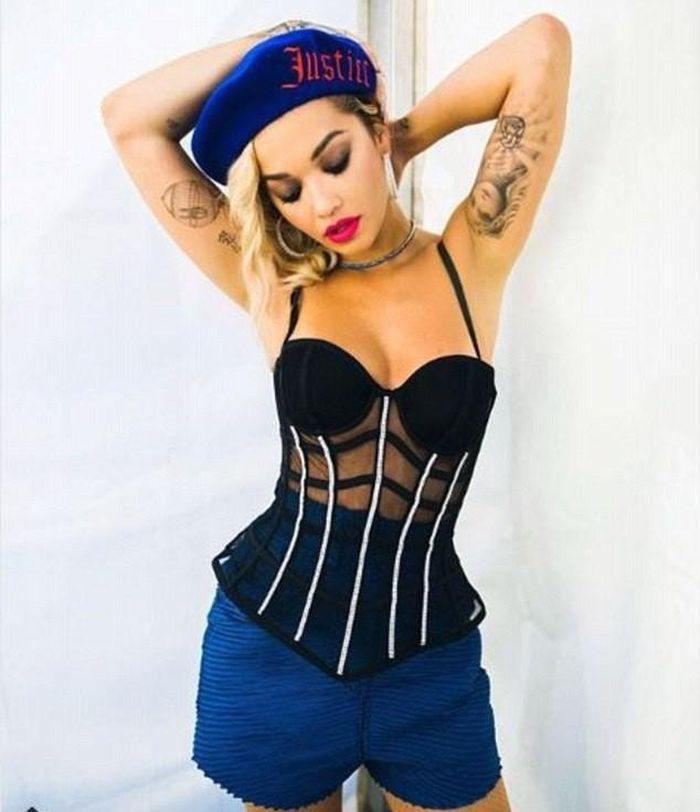 Rita Ora là nữ ca sĩ người Anh, nổi tiếng với giọng hát đẹp và lối trình diễn bốc lửa cuốn hút.