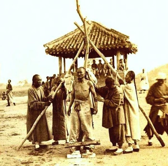 Tội nhân sắp bị treo cổ thời nhà Thanh.