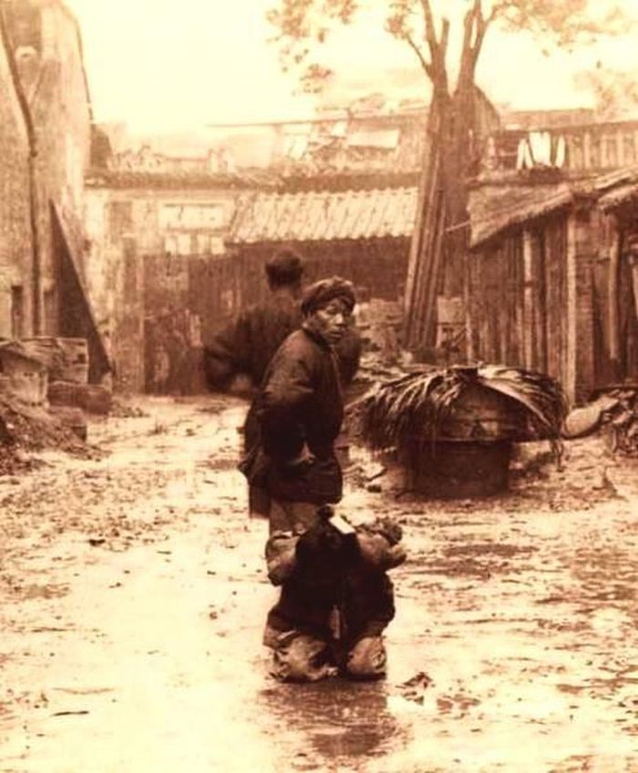 Phạm nhân đang quỳ chuẩn bị lên đoạn đầu đài.