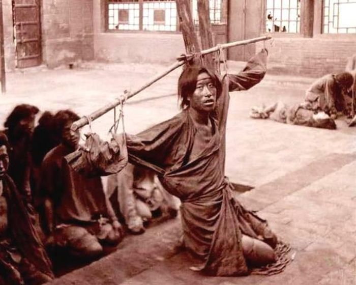 Một phạm nhân đang chịu nhục hình.