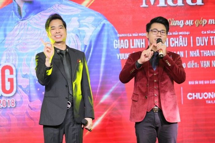 Duy Cương và thầy Ngọc Sơn cùng biểu diễn ca khúc Thần tượng của tôi. 