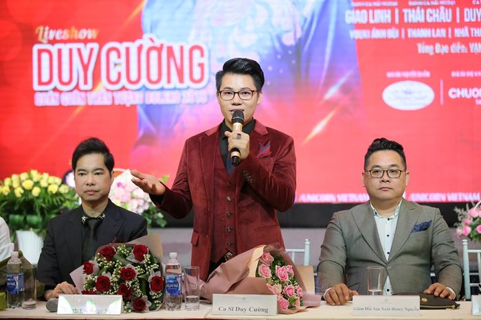 Ông Henry Nguyễn (ngoài cùng bên phải) tự tin vào sự thành công của liveshow Tình mẫu tử. 