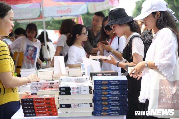 Độc giả có thể tìm thấy các ấn phẩm xuất bản mới nhất được xuất bản theo nhiều chủ đề đa dạng, phong phú. 