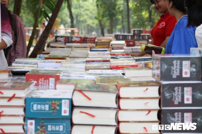 Hội sách Mùa thu 2018 thu hút sự tham gia của 55 đơn vị xuất bản và phát hành với hơn 65 khu vực gian hàng, tạo không gian sách đa dạng, phong phú phục vụ bạn đọc. 