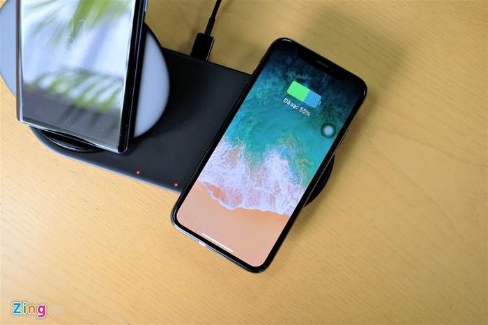 Đế sạc đôi không dây của Samsung hỗ trợ sạc 12 W, đây là chuẩn sạc không dây nhanh. Ngoài Galaxy Note 9, Wireless Charger Duo còn có thể sử dụng cho smartphone hỗ trợ công nghệ sạc không dây chuẩn Qi như iPhone X hay Sony Xperia XZ2. 