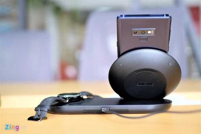 Đồng thời, phần mặt sau của phụ kiện có 2 khu vực thoát khí, giúp giảm nhiệt trong quá trình sạc pin. 