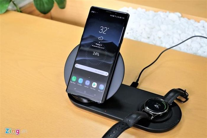 Thiết kế của sạc không dây mới của Samsung có 2 phần. Đầu tiên, là phần sạc điện thoại có một chân đế giúp người dùng nhìn thấy màn hình điện thoại trong lúc sạc, từ đó theo dõi được thông báo, đây cũng là điểm khác biệt so với các phiên bản tiền nhiệm. Ngoài ra, nó còn có phần sạc cho smartwatch, được đặc nằm ngang. Tuy nhiên người dùng vẫn có thể sạc điện thoại ở vị trí này. 