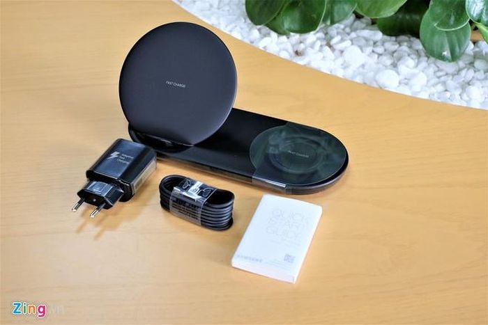 Các phụ kiện đi kèm Wireless Charger Duo bao gồm củ sạc nhanh, cáp USB-C và sách hướng dẫn. 