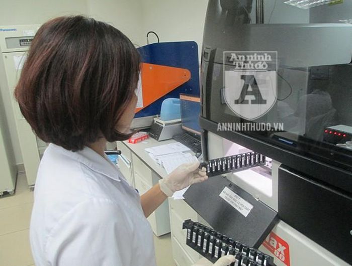  Trước khi truyền cho người bệnh, nguồn máu được xét nghiệm và xử lý rất kỹ lưỡng 