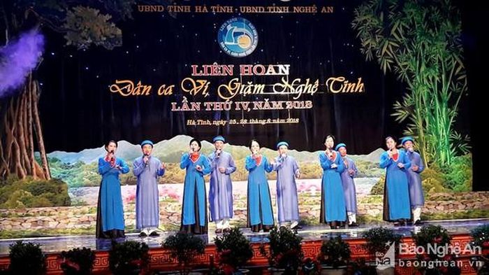 Liên hoan đem đến những tiết mục dân ca đặc sắc, thể hiện vẻ đẹp lung linh của hồn quê xứ Nghệ. Ảnh: Hoàng Trường