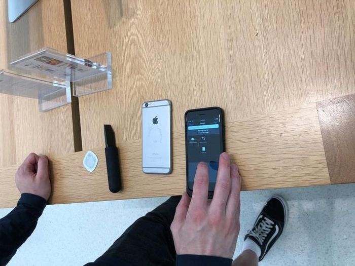 Nhưng sau đó, nhân viên Apple đã hỗ trợ Leswing gỡ miếng năm châm ra. Như vậy, chiếc iPhone 6 của anh vẫn nằm trong diện được đền bù.