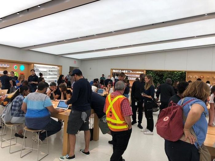 Sau khi định giá, Leswing mang máy đến cửa hàng của Apple. Tuy lượng khách hàng đến đây khá đông và không cho phép đặt lịch trước nhưng Leswing chỉ đứng 5 phút đã có nhân viên đến hỗ trợ anh.