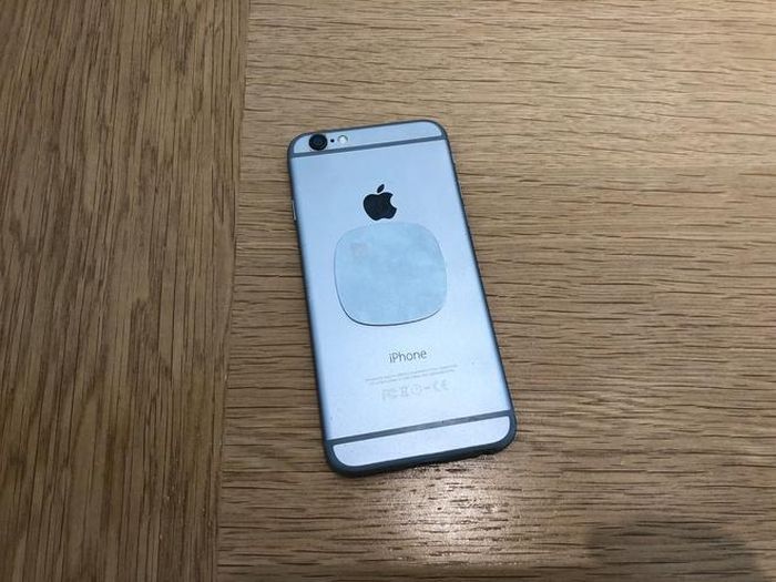 Chiếc iPhone 6 của Leswing vẫn còn dính một miếng nam châm ở mặt lưng. Theo nhân viên Apple, smartphone của anh đang trong trường hợp thay đổi thiết kế phần cứng. Vì vậy Apple chỉ hỗ trợ tái chế miễn phí.