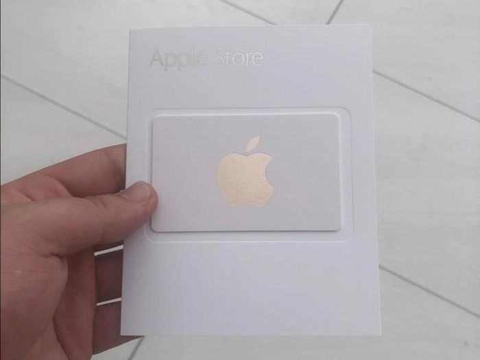  Chỉ trong 30 phút từ lúc đến cửa hàng, Leswing đã có trên tay thẻ quà tặng trị giá 75 USD từ Apple.