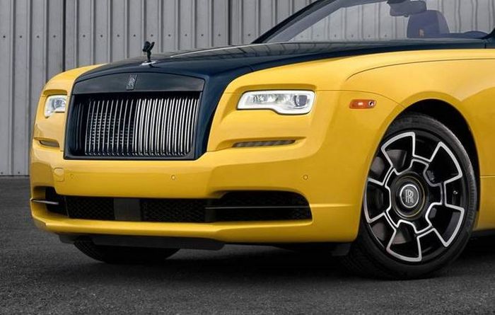 Các nghệ nhân Rolls-Royce chỉ việc lấy màu chính xác theo yêu cầu khách hàng, rồi áp vào ngôn ngữ thiết kế đẳng cấp của thương hiệu xe siêu sang. Có thể thấy ngoại thất của Rolls-Royce Dawn Black Badge sử dụng hai màu sơn mới được tùy biến theo yêu cầu. 