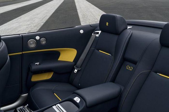 Các chi tiết nội thất như ghế trước và sau, bảng điều khiển, phần Tonneau Cover trọng lượng nhẹ thay thế cho mui trần truyền thống được bọc da Navy Blue, kết hợp với tựa đầu thêu logo RR màu vàng cùng logo vô cực giữa hai ghế sau. Những đặc điểm này chỉ có trên các mẫu Black Badge. 