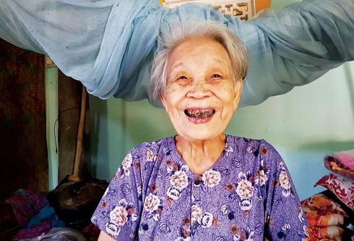 Nụ cười tươi của cụ bà Lê Thị Ðường 90 tuổi.