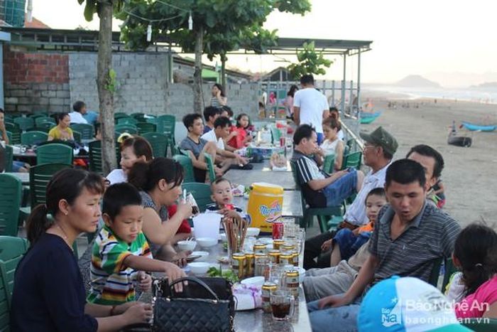 Các nhà hàng phục vụ ăn uống trên bãi biển Quỳnh Nghĩa luôn đông khách. Ảnh: Việt Hùng
