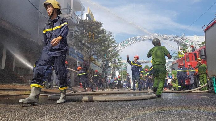 Lực lượng cứu hỏa tất bật khống chế đám cháy
