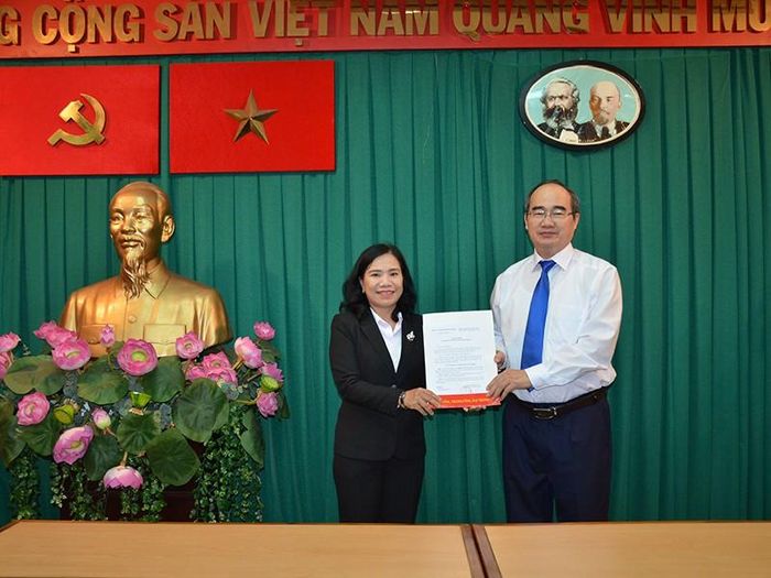 Bí thư Thành ủy Nguyễn Thiện Nhân trao quyết định bổ nhiệm cho bà Nguyễn Thị Thu Hoài. Ảnh: TÁ LÂM