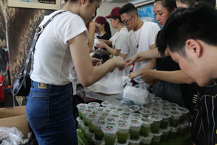 Các tình nguyện viên phục vụ khách vui vẻ nhiệt tình.